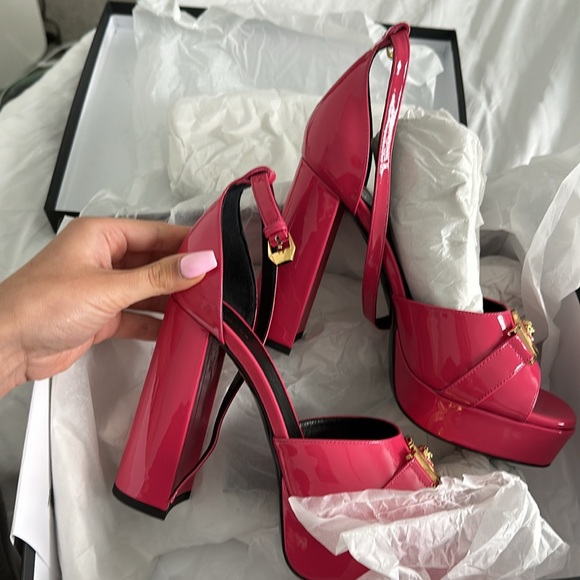 BRAND NEW VERSACE Medusa Insignia Patent Leather D'Orsay Pumps - Picture 8 of 10